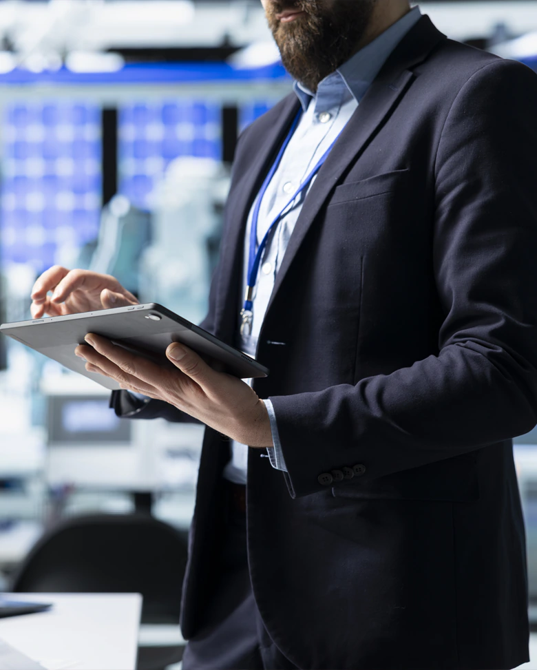 hombre control datos tablet